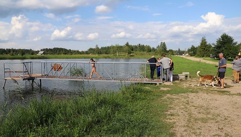 Vietos bendruomenės pastangomis tvarkoma Neveronių tvenkinio pakrantė