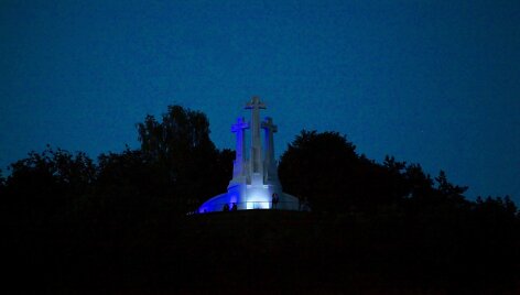 Sostinėje Trys kryžiai nu&scaron;vito gaisro aukų gedinčios Graikijos spalvomis