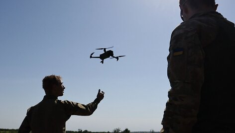 Kariai leidžia droną / ANDRIY ANDRIYENKO / AFP