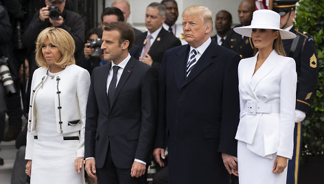 Emmanuelis Macronas su žmona Brigitte ir Donaldas Trumpas su žmona Melania