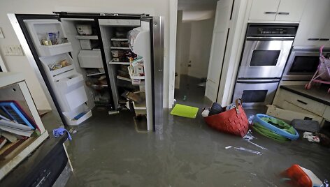Hjustono gyventojai grįžta į potvynio nuniokotus savo namus
