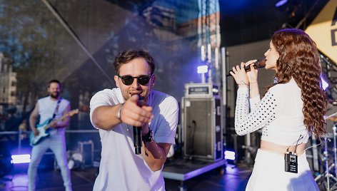 Vakarėlį į aukščiausią pavarą įjungė „Sisters on Wire“.