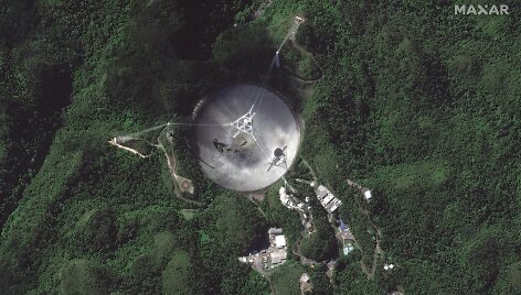 Arecibo kosminio teleskopo lėk&scaron;tėje krentančios konstrukcijos i&scaron;mu&scaron;ė milžini&scaron;ką skylę