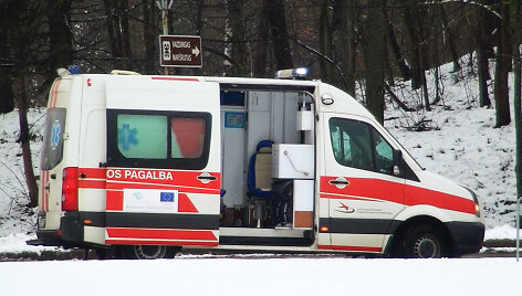 Greitosios pagalbos automobilis transporto žiede prie Santari&scaron;kių ligoninės.