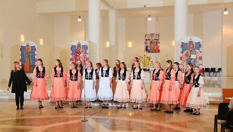 Kauno sakralinės muzikos mokyklos choro „Cantores David“ merginų grupė iš tarptautinio konkurso Ukrainoje parvežė laureatų vardus