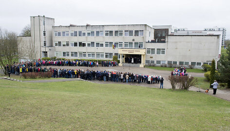 Vilniaus Aleksandro Pu&scaron;kino mokyklos moksleiviai sodino ąžuoliukus