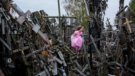 Garbės raštu apdovanota Hideki Mizuta. Nuotrauka „Hill of Crosses“, fotografuota Šiaulių r., Lietuvoje.