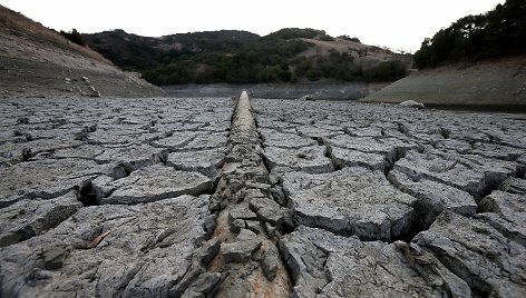 Išdžiūvęs Almadeno tvenkinys Kalifornijoje