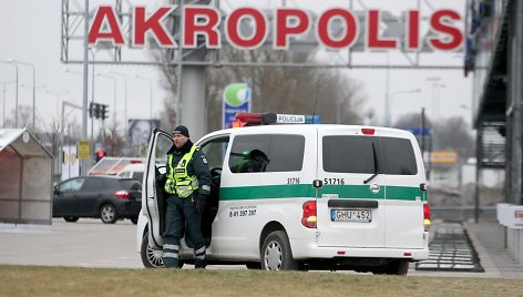 Iš Šiaulių „Akropolio“ evakuoti žmonės – pareigūnai ieško bombos