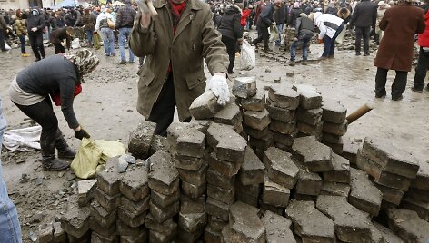 Kijeve vyras skaldo plyteles