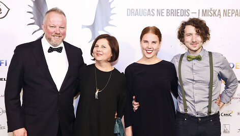 Vytaras Radzevičius su žmona Laisve ir Augustė Radzevičiūtė su draugu
