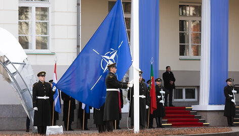 S. Daukanto aik&scaron;tėje vyko Lietuvos ir NATO vėliavų pakėlimo ceremonija