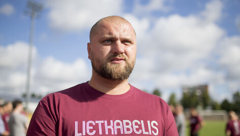Arturas &Scaron;talbergas ir jo treniruojami Panevėžio &bdquo;Lietkabelio&ldquo; krep&scaron;ininkai susirinko į pirmąją treniruotę.