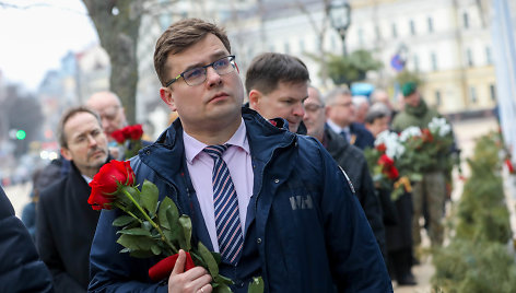 Lietuvos politikų delegacija deda gėles prie žuvusių karių memorialo