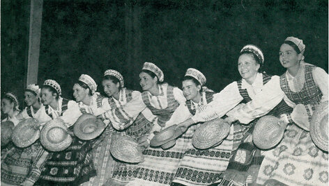 Klivlando Grandinėlės gastrolės Europoje. &Scaron;okis &bdquo;Kepurinė&ldquo;. 1972 m.