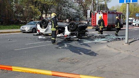 Sostinės centre i&scaron; stovėjimo aik&scaron;telės i&scaron;krito BMW
