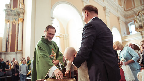 Kristinos Zmailaitės ir Edmundo Seiliaus dukros Elžbietos krik&scaron;tynų akimirka