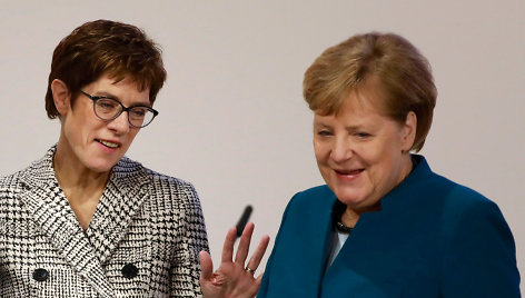 Annegret Kramp-Karrenbauer ir Angela Merkel