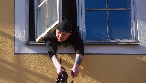 Latviai prie&scaron; ekonomines karantino pasekmes protestuoja žvangindami puodais
