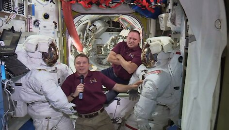 Astronautai Terry Virtsas ir Barry Wilmore'as &scaron;alia skafandrų Tarptautinėje kosminėje stotyje 