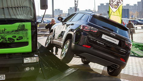 „Jeep Compass“ bandymai „Peak Point“ platformoje.