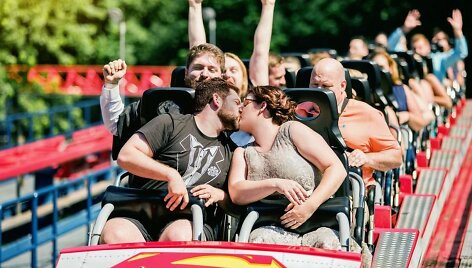 JAV nuotykių i&scaron;tro&scaron;kę jaunavedžiai susituokė atrakcionų parke