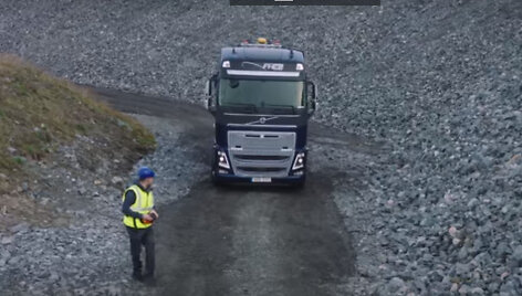 Radijo bangomis valdomas &bdquo;Volvo&ldquo; vilkikas