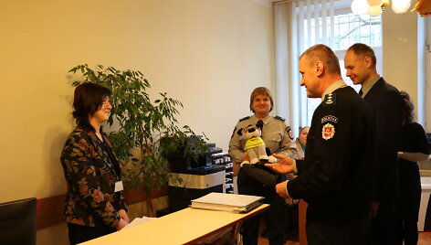 Kauno policija pilieti&scaron;kai pasielgusiai kaunietei įteikė naują skėtį