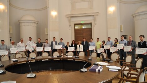 18 startuolių įteikti iki 70 tūkst. litų paramos čekiai verslo pradžiai