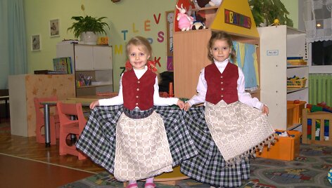 Pasipuo&scaron;kime tautiniu kostiumu