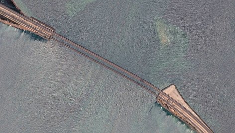 Palydovinėse nuotraukose – atakuotas Krymo tiltas
