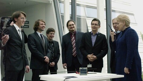 Prezidentė Dalia Grybauskaitė, paėmusi raciją į rankas ir pasinaudodama &bdquo;LituanicaSAT-1&ldquo; retransliatoriaus funkcija, i&scaron;tarė: &bdquo;Linkėjimai visiems lietuviams visame pasaulyje.&ldquo;