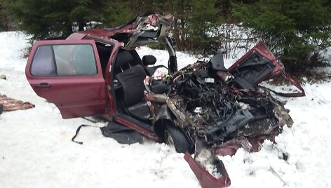 „VW Golf“ ir sunkvežimio avarija kelyje Rūdninkai-Jašiūnai