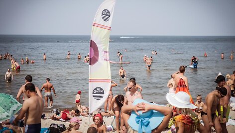 Poilsiautojai Palangos paplūdimyje