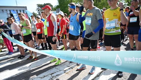 Bir&scaron;tono pusmaratonyje dalyvavo per 2000 bėgimo mėgėjų