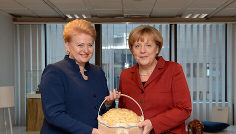 Dalia Grybauskaitė lietuvi&scaron;ką sūrį padovanojo Angelai Merkel