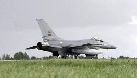 NATO bazėje nusileido šeši Portugalijos naikintuvai F-16