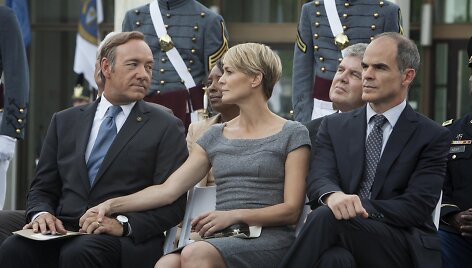 Kevinas Spacey, Robin Wright ir Michaelas Kelly seriale &bdquo;Kortų namelis&ldquo;