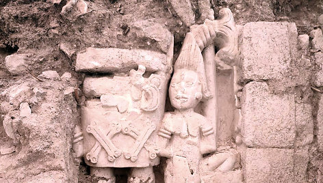 Atidengta majų skulptūra, kurioje, panašu, vaizduojama valdovė su belaisviu