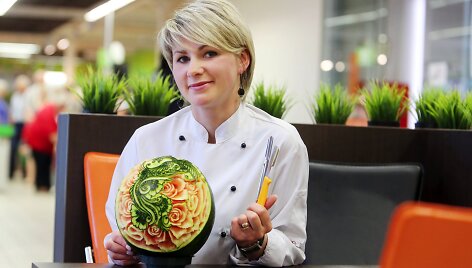 Vaisių drožinėjimo specialistė Vita Brūzgienė
