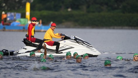 Jau startavusius sportininkus teko apsukti vandens motociklais