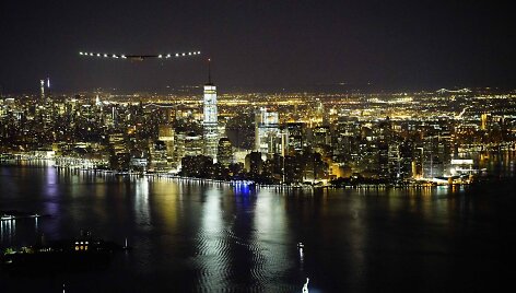 Orlaivis &bdquo;Solar Impulse 2&ldquo; i&scaron; Niujorko oro uosto leidosi į kelionę per Atlantą