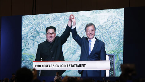 &Scaron;iaurės ir Pietų Korėjos lyderiai: Kim Jong Unas ir Moon Jae-inas 