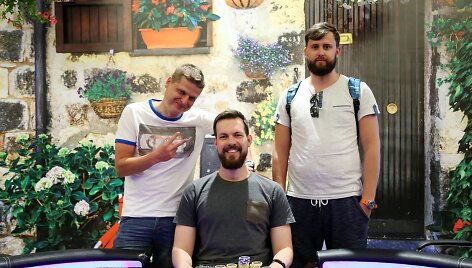 Justas Sema&scaron;ka (centre), Benas Gudelis (de&scaron;inėje) ir Gytis Bernatavičius / meritpoker.com nuotr.