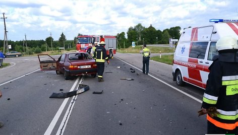 Prie Daugų susidūrė BMW ir „Audi“, žuvo „Audi“ vairuotojas