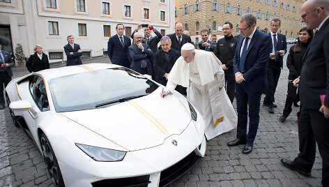 Popiežiaus Pranci&scaron;kaus &bdquo;Lamborghini Huracan&ldquo;