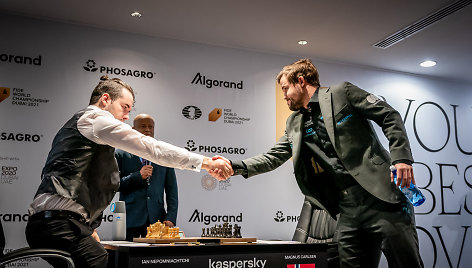 Janas Nepomniaščis ir Magnusas Carlsenas