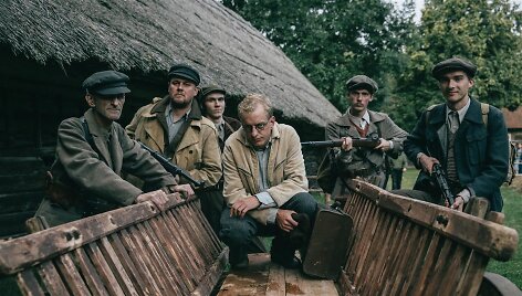 Severinas Norgaila (centre) filme &bdquo;Purpurinis rūkas&ldquo;