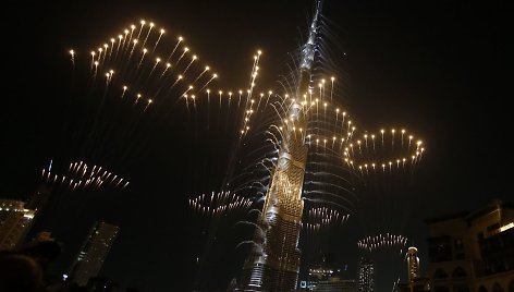 Dubajui laimėjus teisę rengti „Expo 2020“, aukščiausią pasaulio pastatą Burj Khalifą nušvietė fejerverkai.