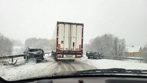 Pirmadienio vidudienį Plungės rajone per avariją susidūrė trys automobiliai. Medikų pagalbos prireikė 4 asmenims.